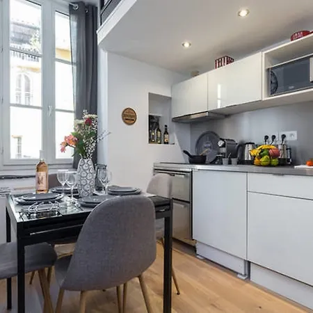Angle Droit- Loft Charmant Et Atypique, Climatisation, Vieux-nice